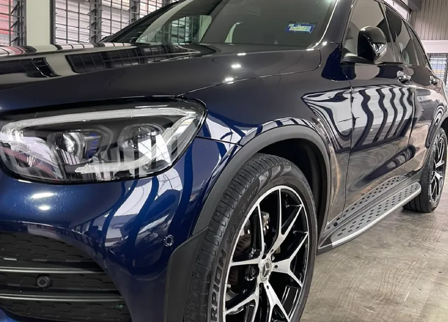 Protection film going onto a dark blue SUV